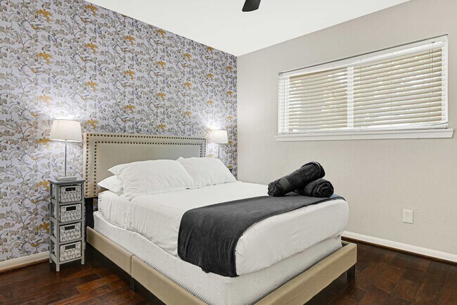 Building Photo - 5534 Loch Lomond Dr