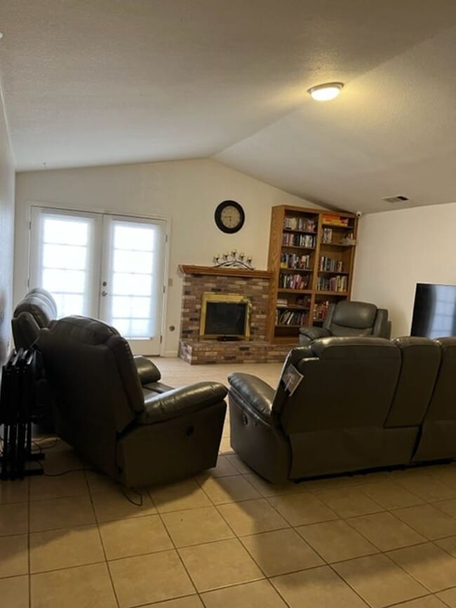 Building Photo - Nice 5 bedroom home with a large garage.