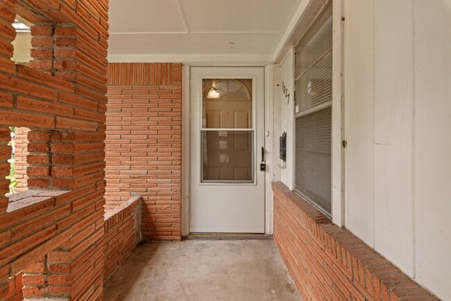 Building Photo - Spacious 3-Bed Gem with Covered Patio + Ea...