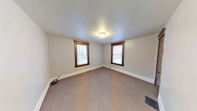 Building Photo - 2424 W Clifton Ave