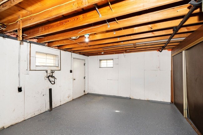 Building Photo - Lovely 3 Bedroom 2 Bathroom Home