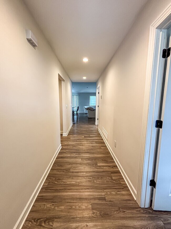 Building Photo - 3 Bedroom Town Home
