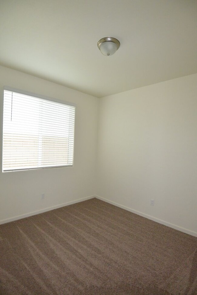 Building Photo - 3 bedroom 2 bathroom in Ashton Park gated community NW Visalia!