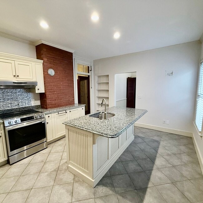 Building Photo - Luxury 2BR/2BA on Eastern Prom – Walk to Waterfront