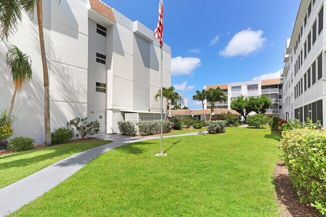 Building Photo - 1516 S Lakeside Dr