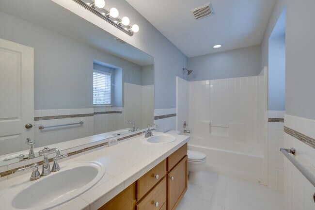 Building Photo - 4 Bedroom PLUS Bonus Room at Carriage Park...