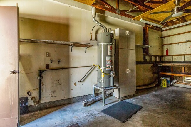 Building Photo - Beautiful Single Story In Great Location!!
