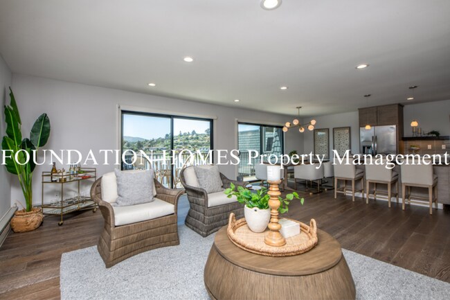 Building Photo - 6 Greenwood Cove Dr