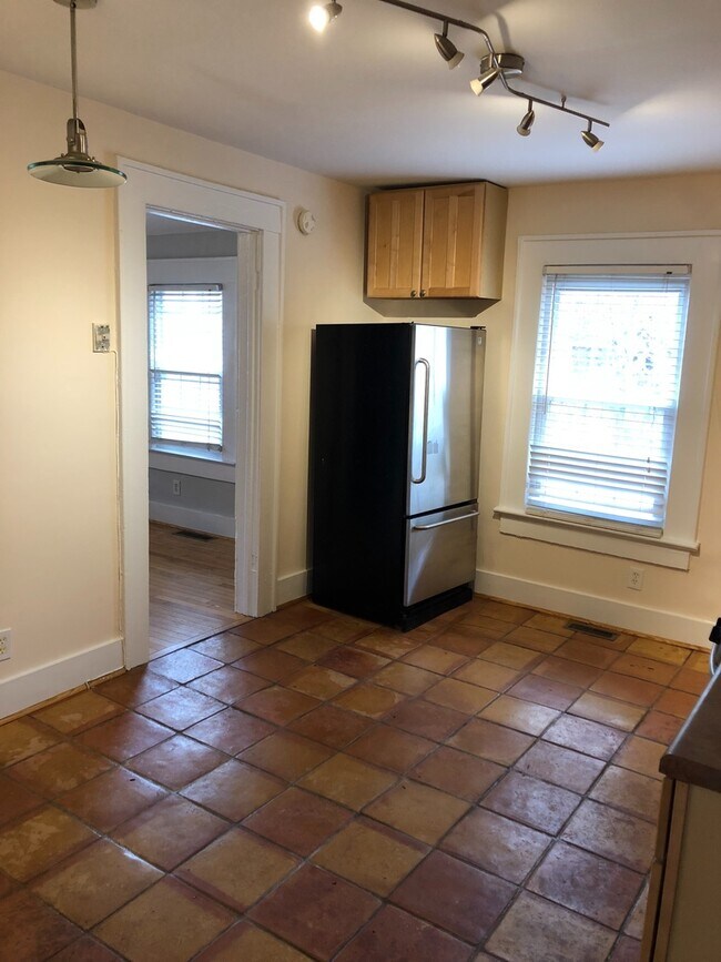 Building Photo - 3bd/2ba w/ Large Front Porch & Backyard in Grant Park!!