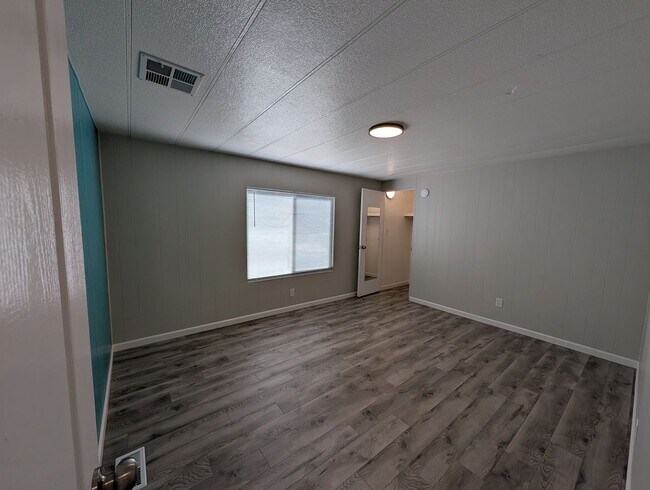 Building Photo - 5737 Klondike Dr