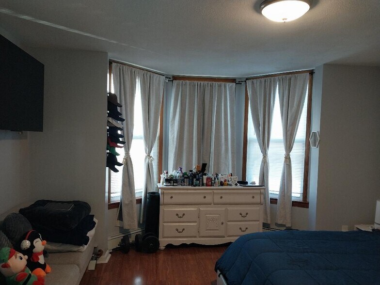 Building Photo - 4 Union Ave