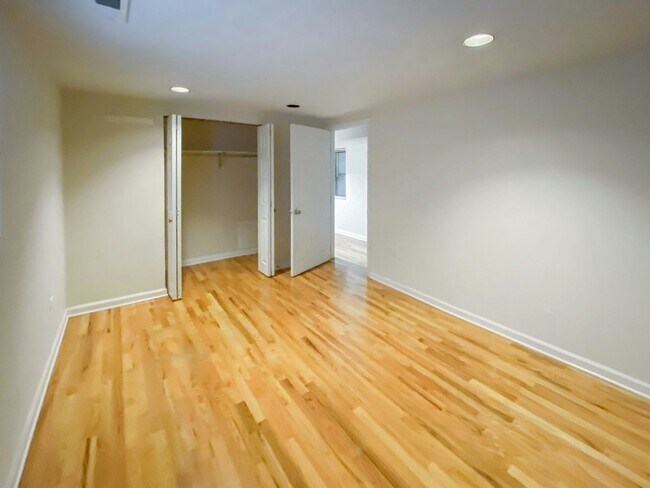 Building Photo - 3637 N Paulina St