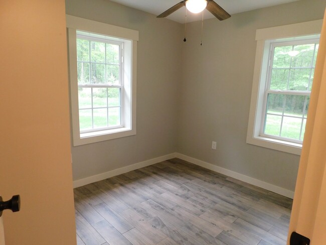 Building Photo - Newly Renovated 2 bed 1 bath cottage