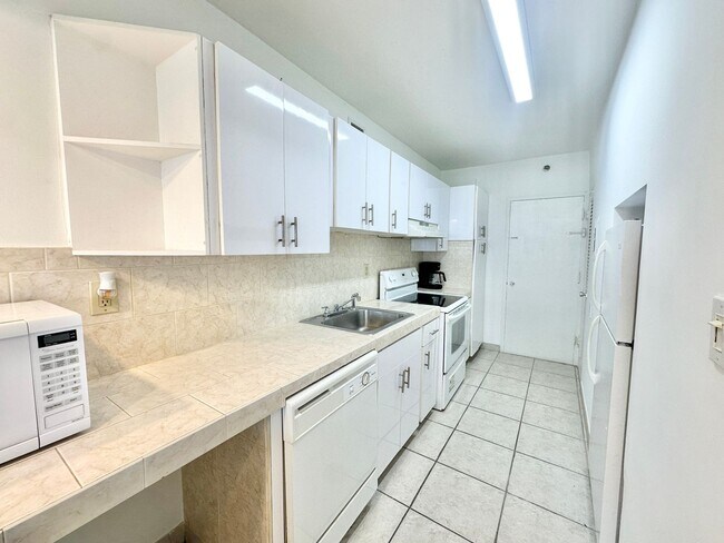 Building Photo - Amazing location: Close to Lincoln & the beaches: 1bed/1bath at the iconic Decoplage: available n...