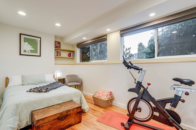 Building Photo - 10052 Interlake Ave N