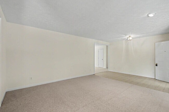 Building Photo - 151 Country Club Dr