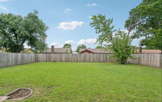 Building Photo - 3 Bed / 2 Bath in Central Tulsa!
