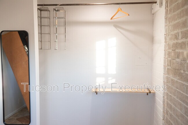 Building Photo - 419 E Lester St