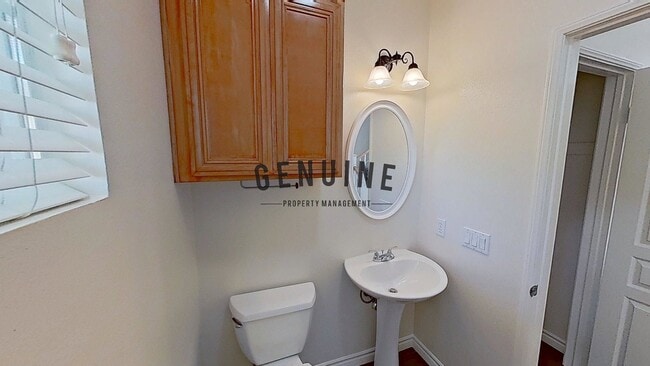 Building Photo - Spacious 3Bd 2.5Ba Home w/Den