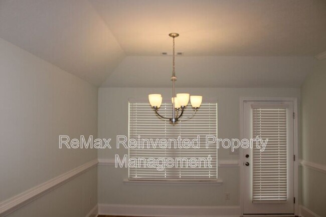 Building Photo - 921 Holbrook Dr