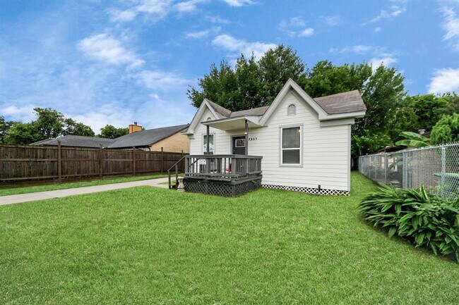 Building Photo - 6917 Rook Blvd