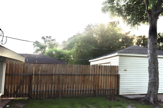 Building Photo - 6122 Heatherbrook Dr