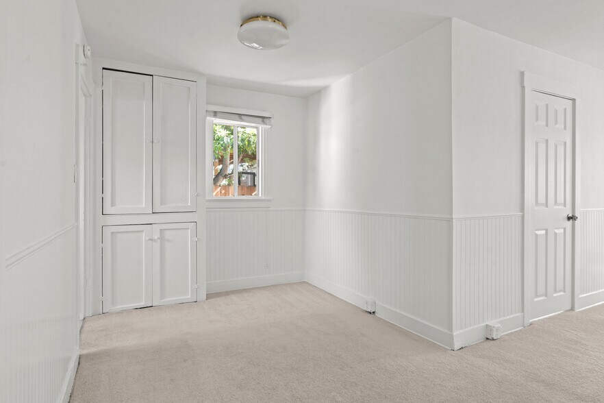 Building Photo - 439 Howland Canal