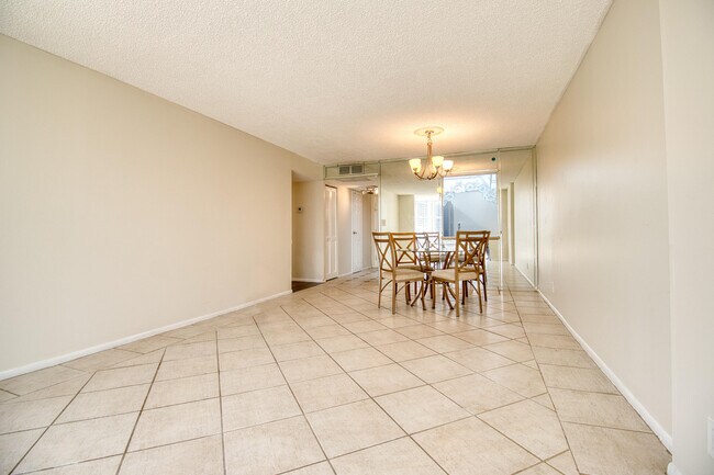 Building Photo - 800 Parkview Dr