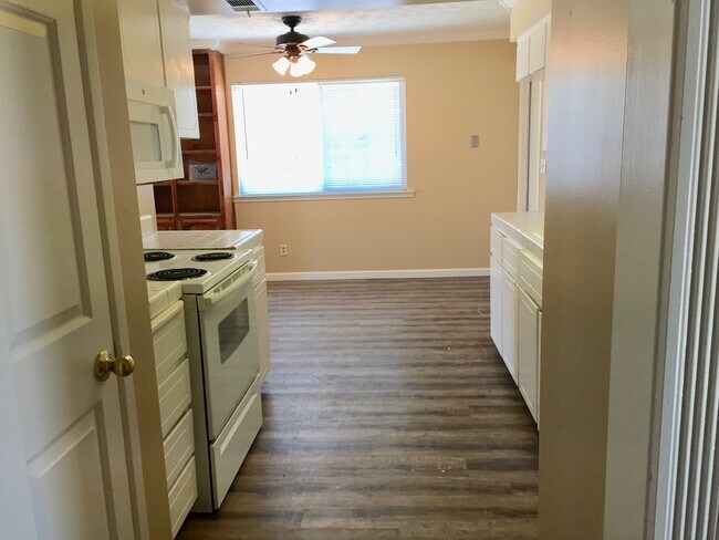 Building Photo - $2,295 Ashlan & Fowler, 3 Bedroom - Griffi...