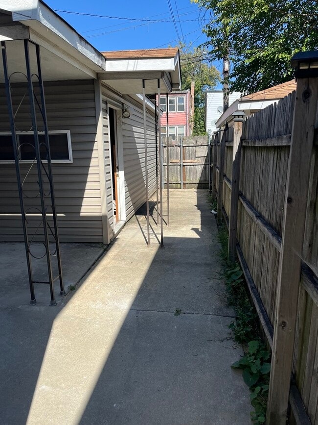 Building Photo - 722 E 91st Pl