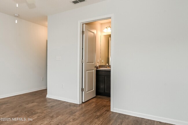 Building Photo - 553 Eiseman Wy