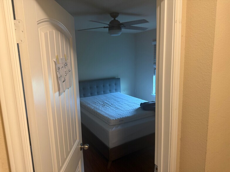 Building Photo - Room in House on Bettylou Ln
