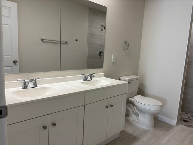 Building Photo - 1045 SE 11th Terrace