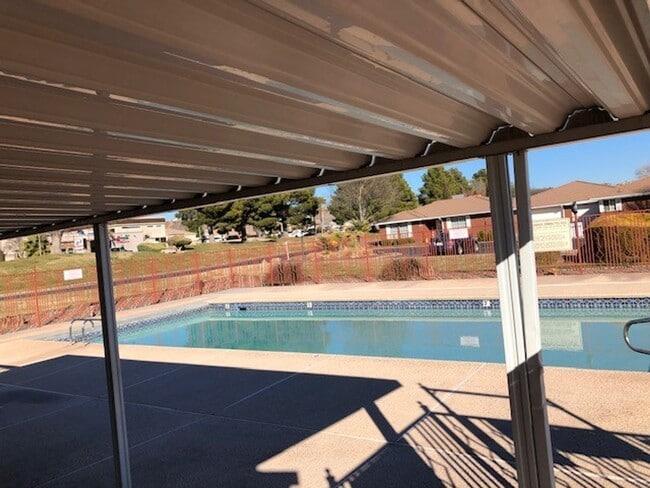 Building Photo - Awesome Shadowbrook Townhome in the Center of it all!