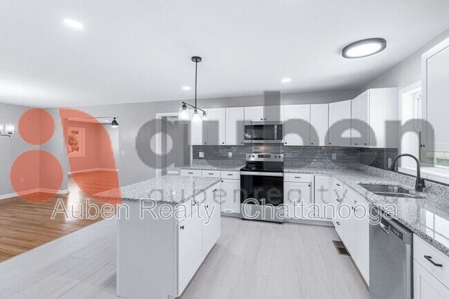 Building Photo - 4430 Lilac Ln