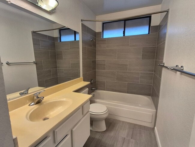 Building Photo - Adorable 3 bedroom 2.5 bath home