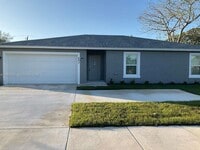 Building Photo - 682 NW Floresta Dr