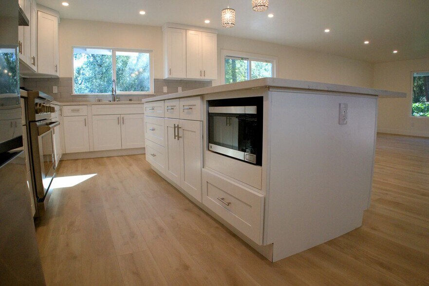 Building Photo - 604 Los Olivos Rd