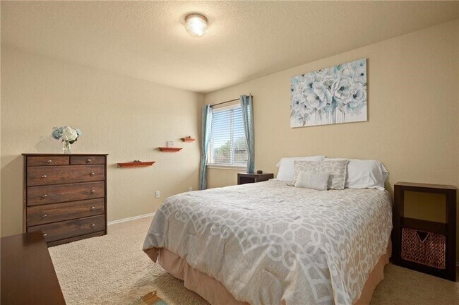 Building Photo - 921 Gentry Dr