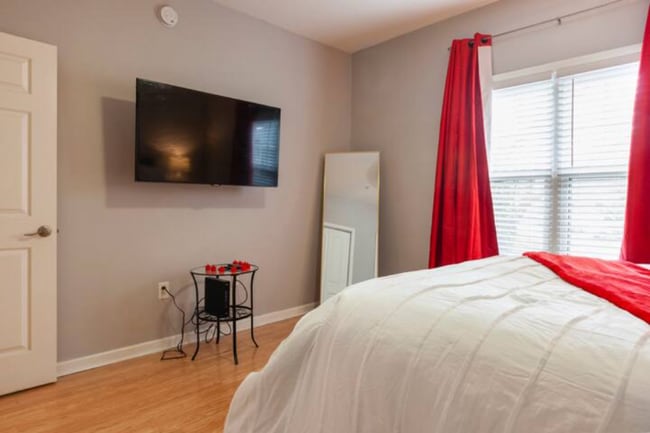 Building Photo - 2700 Pine Tree Rd NE