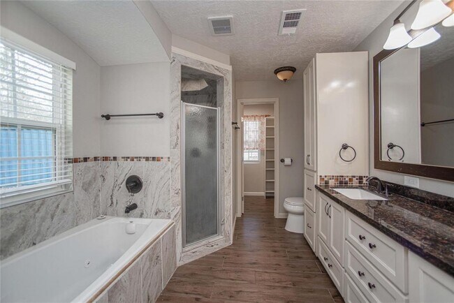 Building Photo - 10700 Deer Hill Dr