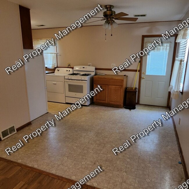 Building Photo - Three Bed Hobart Ranch
