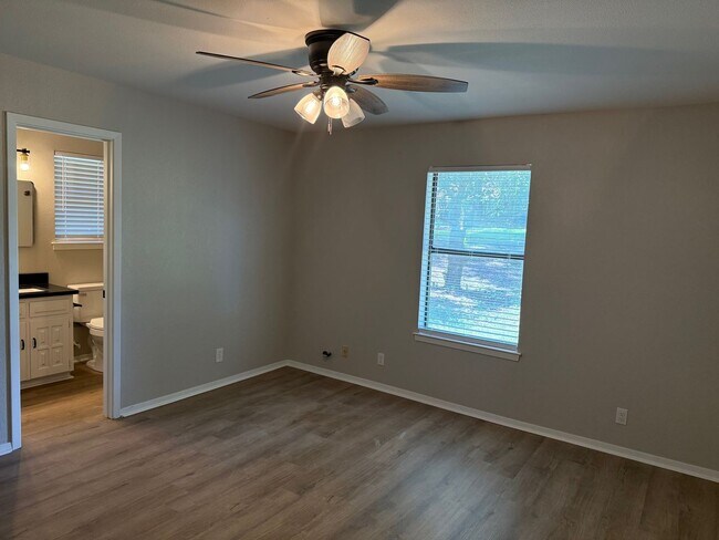 Building Photo - Modern Charm – 3 Beds, 2 Baths & More!