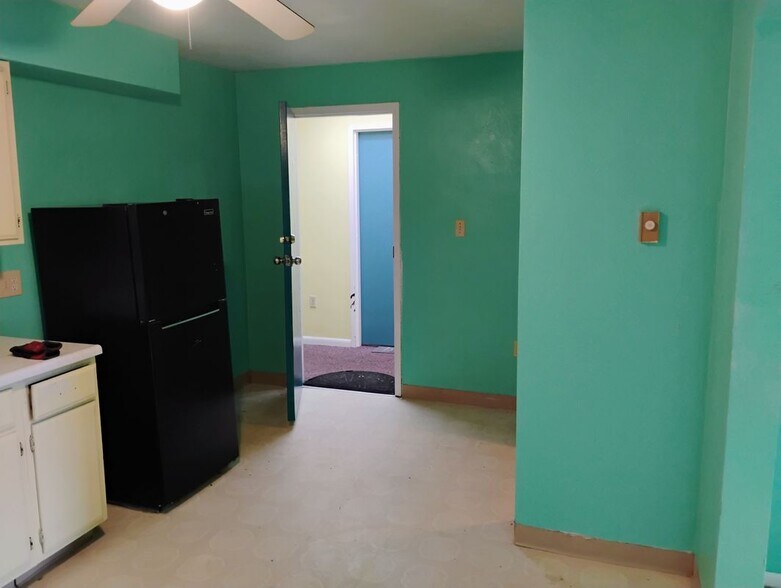 Building Photo - 560 McKean Ave