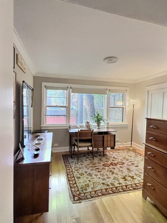 Building Photo - 2921 N Pine Grove Ave