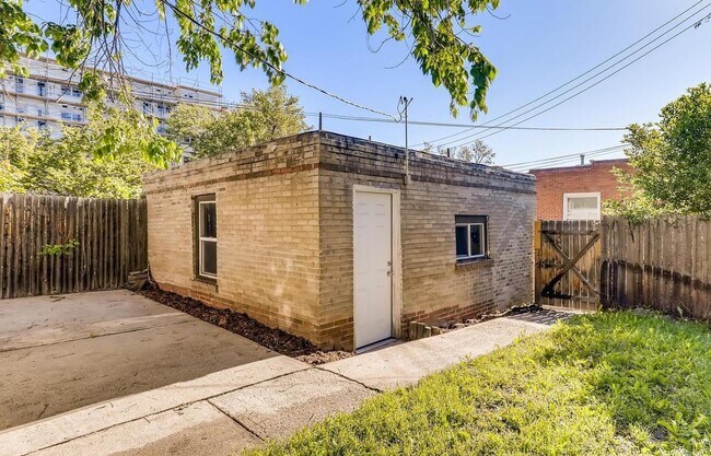 Building Photo - Recently updated Jefferson Park home with ...