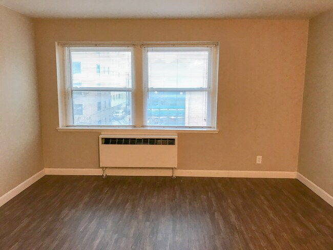 Building Photo - 1041 E Knapp St