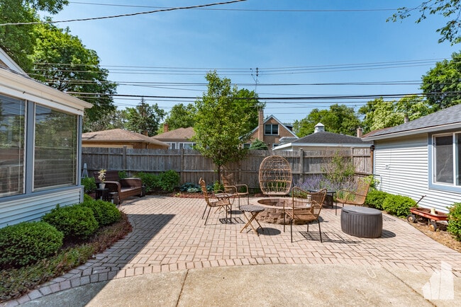 Building Photo - 6114 N Lenox Ave