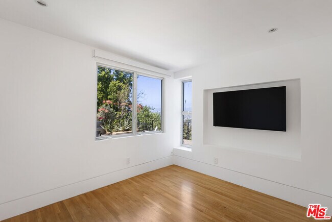 Building Photo - 631 Cross Ave