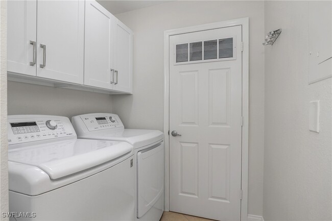 Building Photo - 832 Tanbark Dr